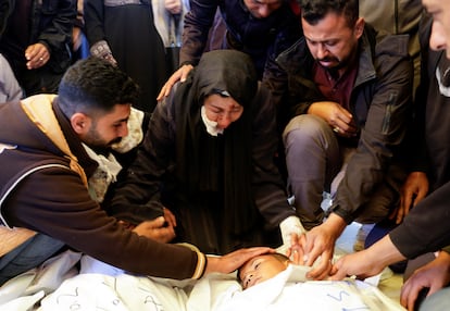 Varios familiares lloran cerca del cadáver de una de las víctimas de un ataque israelí, este sábado en el hospital de Nasser, en Jan Yunis.