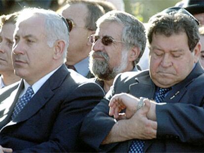 De izquierda a derecha, Benjamín Netanyahu, Amram Mitzan y Ben Eliezer asisten al funeral de Abba Eban.