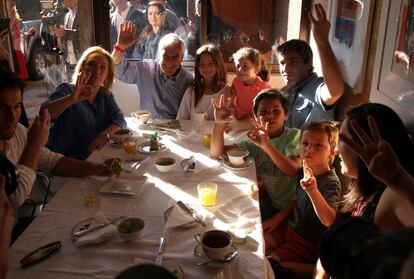 El candidato presidencial Sebastián Piñera desayuna con su familia antes de votar.