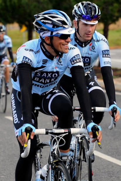 Contador se muestra alegre durante los kilómetros previos a la salida.