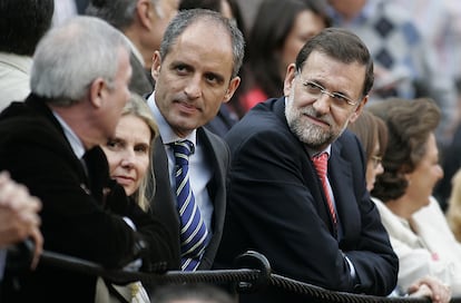 Rajoy, Camps y Barberá, junto con el presidente de Murcia, Ramón Luis Valcárcel, acudieron a la plaza de toros de Valencia durante las Fallas de 2008. Entonces, no había estallado el 'caso Gürtel' y el apoyo de Camps fue fudamental para que Rajoy mantuviera la presidencia del PP en el Congreso extraordinario de ese mismo verano. Un año después, y en el mismo escenario, Rajoy proclamó su apoyo cerrado a Camps: "Estoy a tu lado, detrás de ti, delante de ti o donde haga falta".