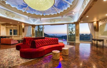 Sala de estar con un ventanal que ofrece vistas a la ciudad de Los Ángeles