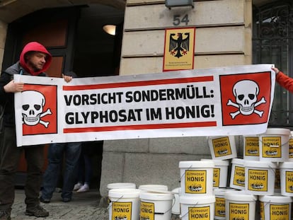 Apicultores alemanes protestan en Berlín por el efecto en sus productos del uso del glifosato por parte de agricultores. 