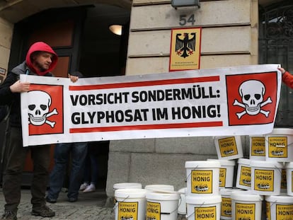 Apicultores alemanes protestan en Berlín por el efecto en sus productos del uso del glifosato por parte de agricultores (imagen de archivo)
