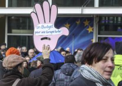 Funcionarios procedentes de diversas instituciones de la Unión Europea, entre las que se incluyen la Comisión Europea y el Consejo Europeo, protestan hoy por los recortes en sus instituciones en frente de la sede de la Comisión Europea de Bruselas, Bélgica.