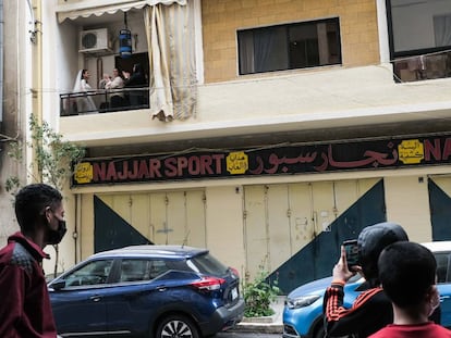 Una recién casada baila con amigas en un balcón de un barrio de Beirut a principios de abril y en plena pandemia ante la divertida mirada de los transeúntes
