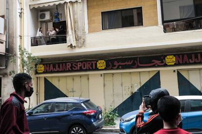 Una recién casada baila con amigas en un balcón de un barrio de Beirut a principios de abril y en plena pandemia ante la divertida mirada de los transeúntes