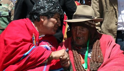 Evo Morales, el lunes 16 con un campesino boliviano.