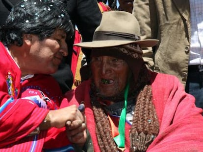 Evo Morales, el lunes 16 con un campesino boliviano.