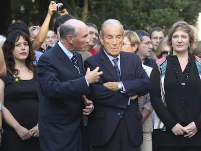 Los exlehendakaris, Carlos Garaikoetxea y Juan José Ibarretxe, en el acto de la Diputación de Gipuzkoa.