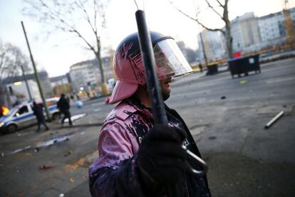 Un oficial de la Policía de Alemania con pintura en su uniforme durante los disturbios en la ciudad de Frankfurt.