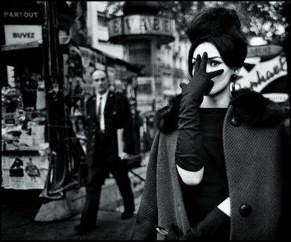 'Place Blanche', París, 1961. Esta es una fotografía de la exposición sobre la cámara Leica que acoge la Fundación Telefónica en Madrid y que se incluye en el programa de PHotoEspaña.