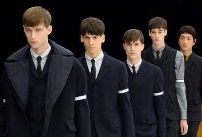 Z Zegna, la línea más experimental de la casa, ejecutó un viaje en el tiempo a los gloriosos y musicales años 60. Su director creativo, Paul Surridge, recupera la silueta 'mod' (cuellos altos y trajes de chaqueta entallados) en tonos grises y azul marinos.