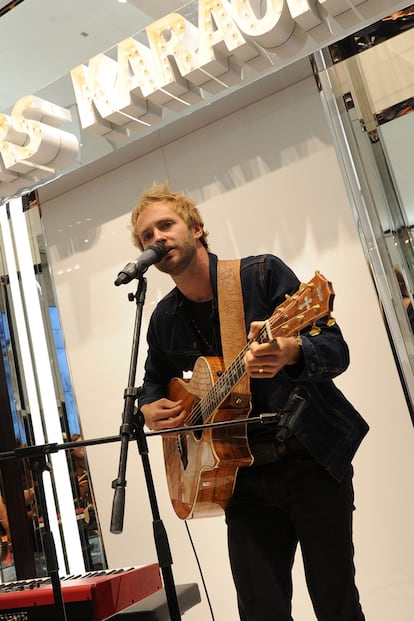 Su marido, el cantante Paul McDonald, actuó en la tienda de Kors.