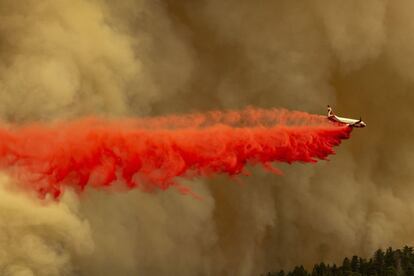 El pasado martes, California se levantaba con la cifra de que los incendios ya han quemado más de 800.000 hectáreas en lo que va de año, un récord histórico. En la imagen, un avión cisterna de extinción de incendios arroja retardante para ralentizar un incendio, al norte de Monrovia (California), el 10 de septiembre.