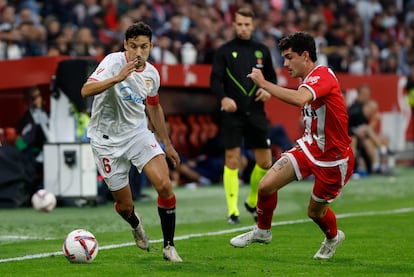 Navas se marcha de Camello en una imagen del Sevilla-Rayo.