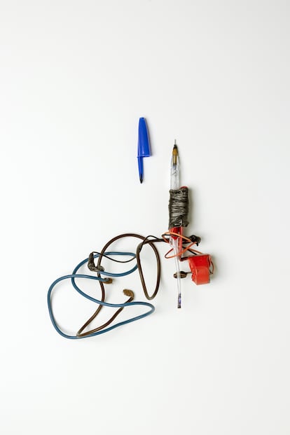 Máquina de tatuar de fabricación casera construida con un bolígrafo Bic, una aguja y un pequeño motor.