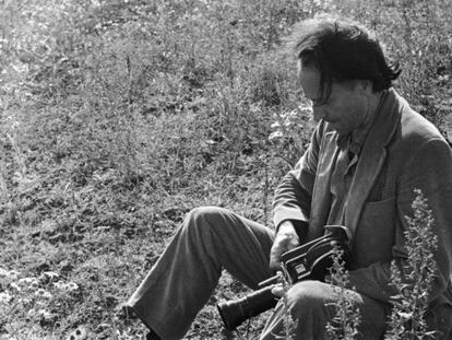 El cineasta Jonas Mekas fotografiado con una de sus cámaras en los años setenta.
