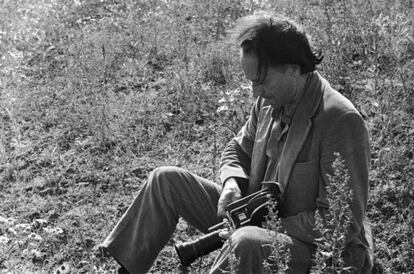 El cineasta Jonas Mekas fotografiado con una de sus cámaras en los años setenta.