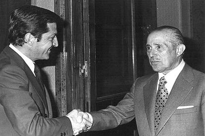 En diciembre de 1975 Herrero Tejedor muere en un accidente de coche y Adolfo Suárez es nombrado ministro Secretario General del Movimiento. Continuó en ese cargo de ministro en el primer Gabinete formado por Arias Navarro tras la muerte de Francisco Franco en noviembre de ese mismo año.