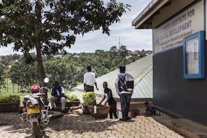 O Centro Infantil de Uganda é fundado em 1998 como uma escola profissional em Kampala, capital de Uganda, onde crianças e adolescentes carentes são bem-vindos para aprender um ofício. Em 2018, este país tinha 42,7 milhões de habitantes, dos quais 23% são considerados analfabetos. Além disso, 4% da população está desempregada e outros 25% vivem em extrema pobreza.