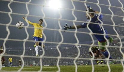 Firmino faz o segundo gol brasileiro conta a Venezuela.