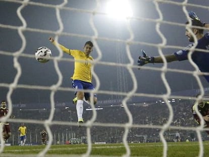 Firmino faz o segundo gol brasileiro conta a Venezuela.