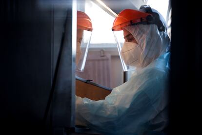 Un trabajador del Instituto de Ciencias Biomédicas de la Universidad de Chile trabaja con un test de coronavirus.