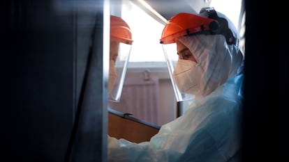 Un trabajador del Instituto de Ciencias Biomédicas de la Universidad de Chile trabaja con un test de coronavirus.
