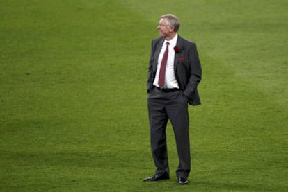 Alex Ferguson pasea por el campo, tras la final.