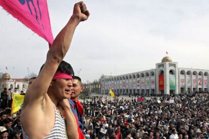 Miles de opositores exigen ante el palacio Gubernamental la dimisión del presidente.