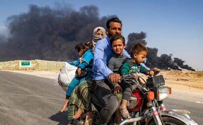 Una familia de desplazados abandona el pasado 16 de octubre la ciudad kurda de Ras al Ain.
