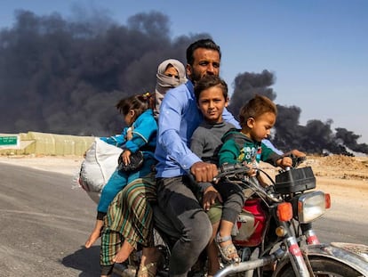 Una familia de desplazados abandona el pasado 16 de octubre la ciudad kurda de Ras al Ain.