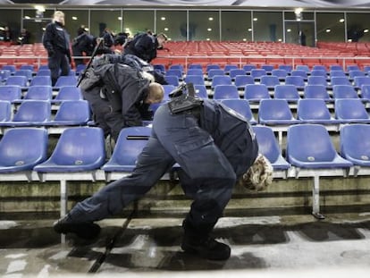 Policiais inspecionam as grades do est&aacute;dio de Hanover.