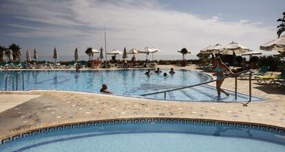 Piscina de un hotel en la playa de La Carihuela, en Torremolinos