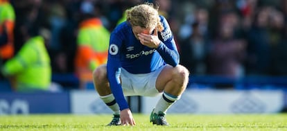 Tom Davies reacts durante el partido ante el Arsenal.