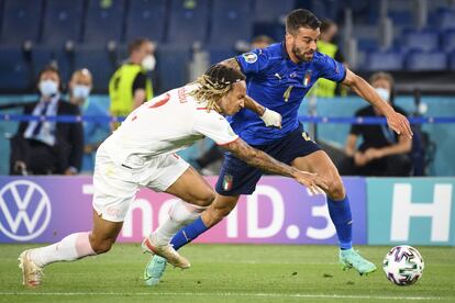 Leonardo Spinazzola supera al suizo Kevin Mbabu.