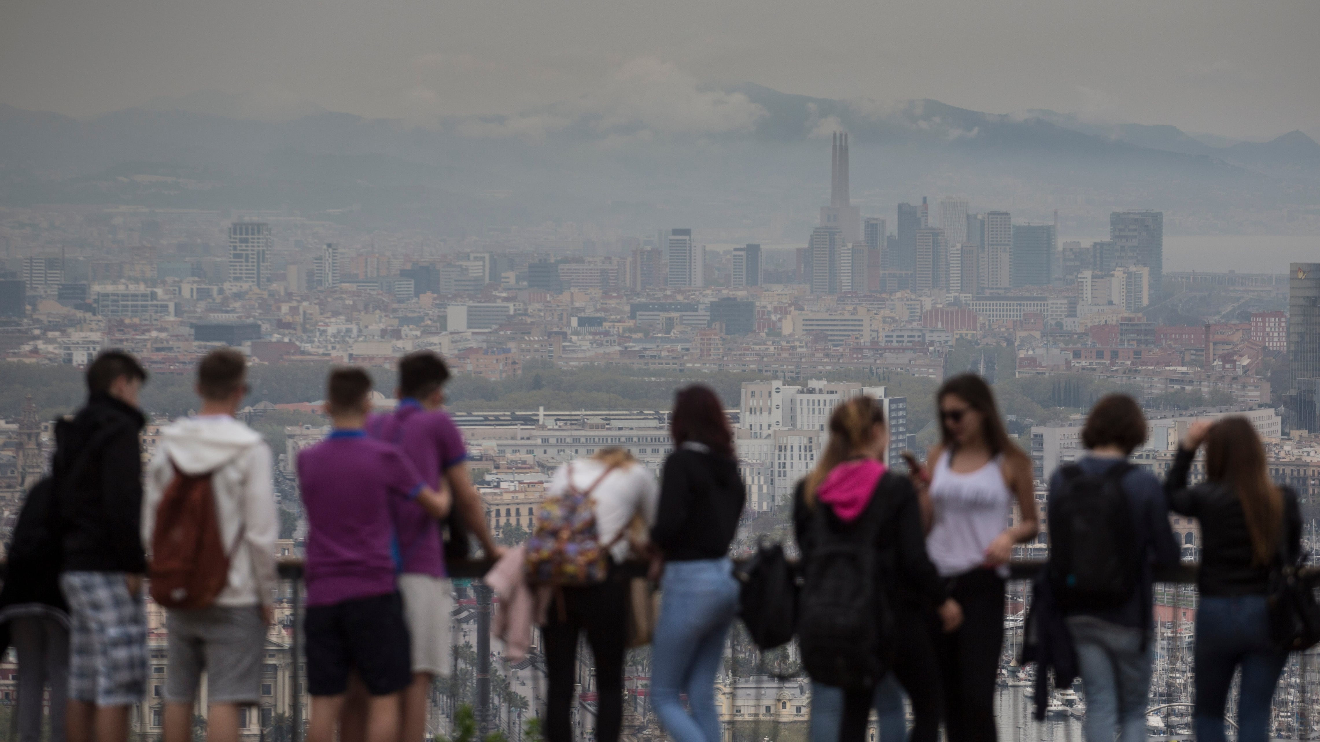 Vistas desde el Mirador del Alcalde, en la ladera de Montjuic de Barcelona, en la que se aprecia contaminacion .