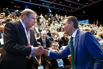 Saludo entre Pedro Sánchez y Edmundo González, este lunes durante el World in Progress Barcelona.