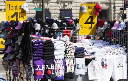 Puesto callejero repleto de camisetas con el logotipo "I love New York".