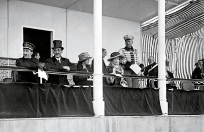 Alfonso XIII (primero por la izquierda) y el marqués de Villamejor (con chistera) en la tribuna regia, mayo de 1918.