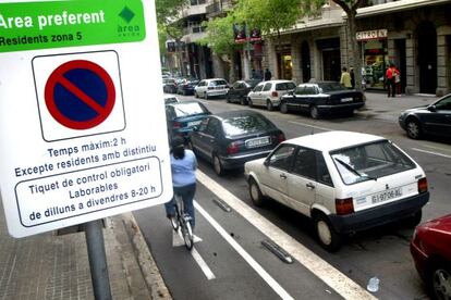 Cartel informativo del área verde de estacionamiento en la calle Provença de Barcelona.