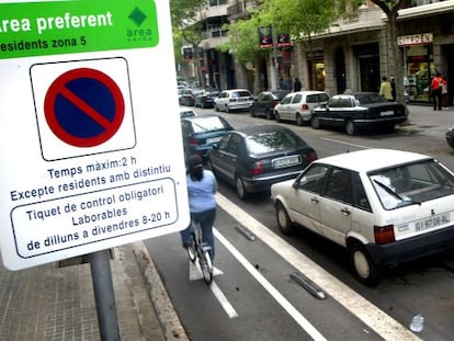 Cartel informativo del área verde de estacionamiento en la calle Provença de Barcelona.
