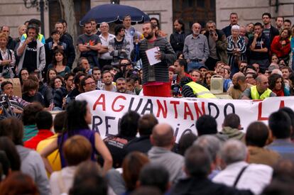 Uno de los organizadores de la protesta se dirige a los ciudadanos concentrados en Valencia