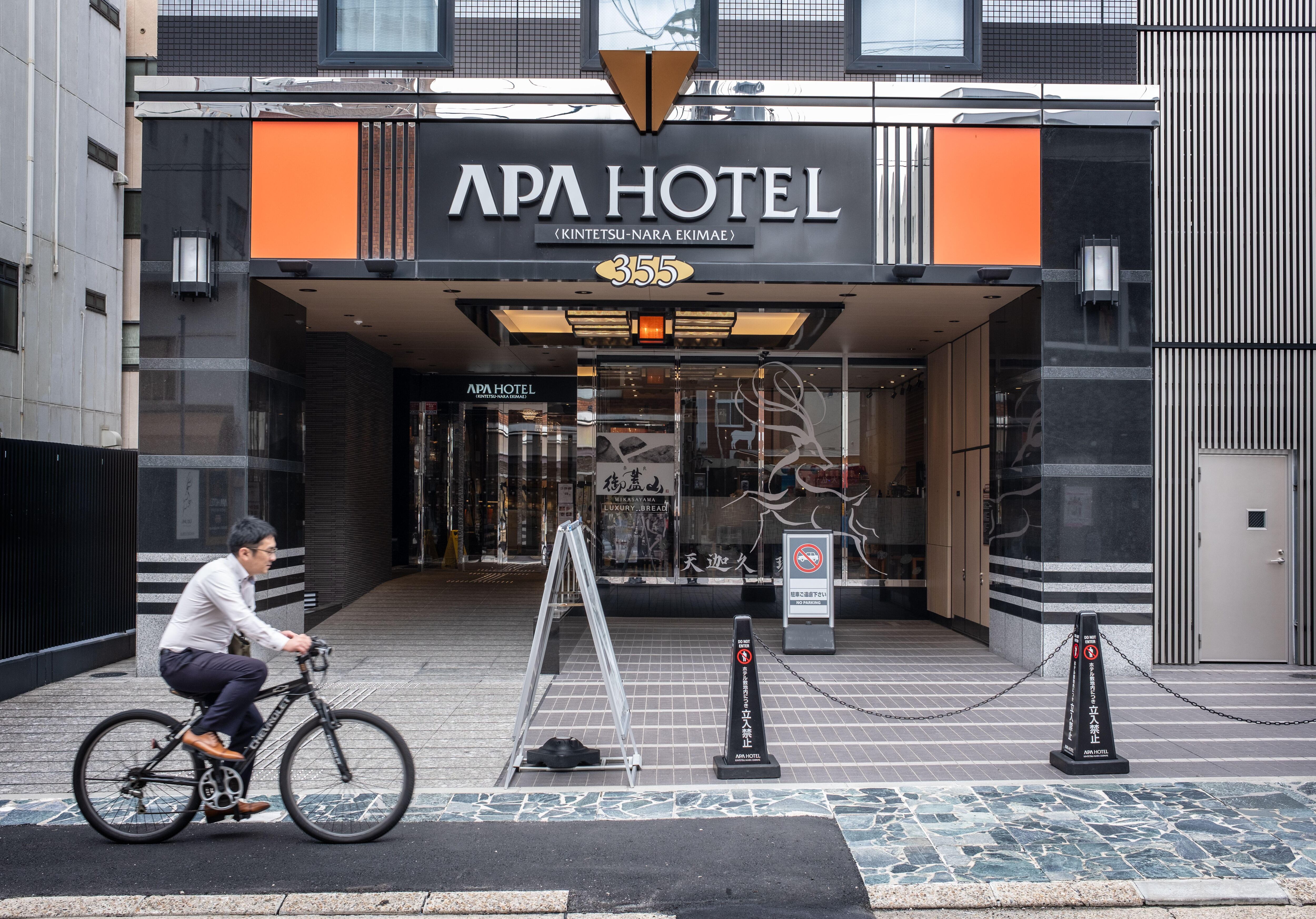 La familia multimillonaria detrás del imperio hotelero japonés de habitaciones minúsculas apuesta por EE UU