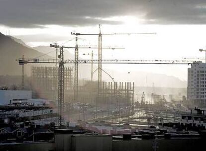 Viviendas en construcción en el barrio de Zabalgana de Vitoria.