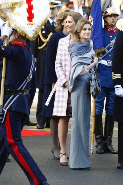 En 2009 doña Letizia decidió innovar eligiendo para la ocasión unos pantalones, una camisa bordada y un chal sobre los hombros en tonos verdes.