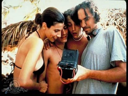 Maribel Verdú, Gael García Bernal, Diego Luna y Alfonso Cuarón, en el rodaje de 'Y tu mamá también'.