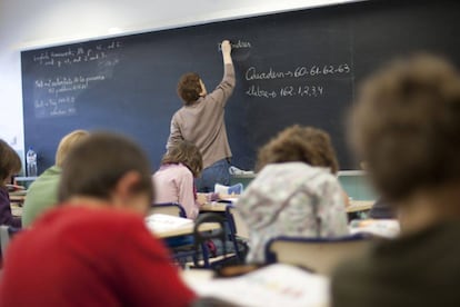 Un profesor en el aula de un colegio valenciano. 