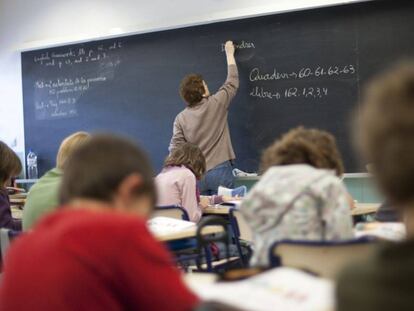 Un profesor en el aula de un colegio valenciano. 